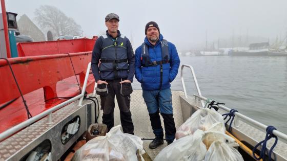 Are Gr&oslash;nsund og Nils Bergstr&ouml;m i b&aring;ten etter ryddeaksjon.