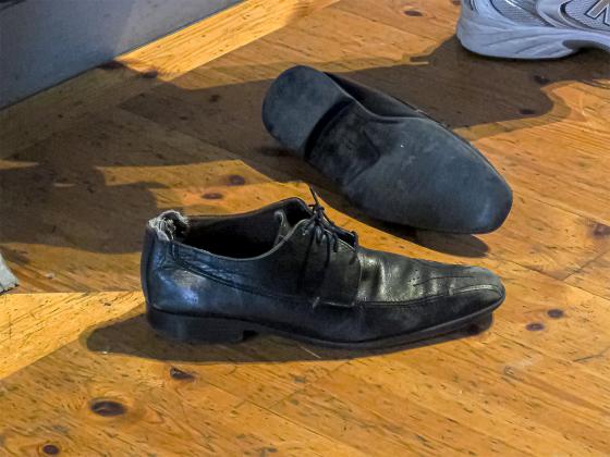 Et svart par orgelsko med &oslash;delagt h&aelig;l.