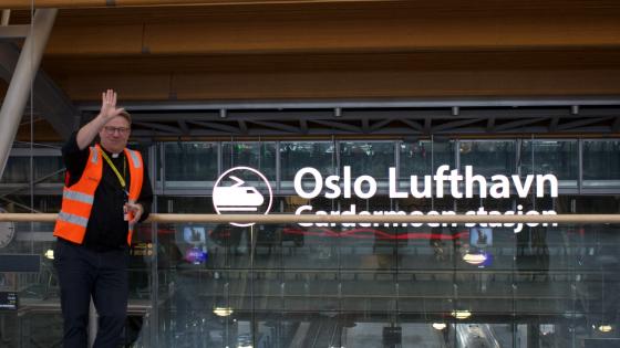 Lufthavnprest vinker