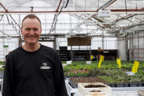 Her ser vi espen som er gartner hos Ravnsborg Gartneri  og Hagesenter