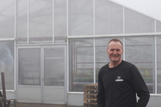 Espen ravnsborg st&aring;r foran drivhuset