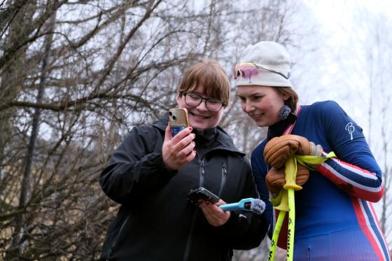 Hedda ser p&aring; innhold til tiktok med kameradama