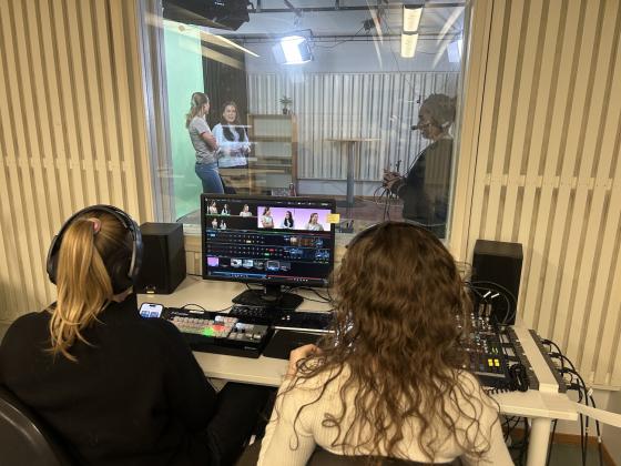 studenter i TV-studio for Livesending