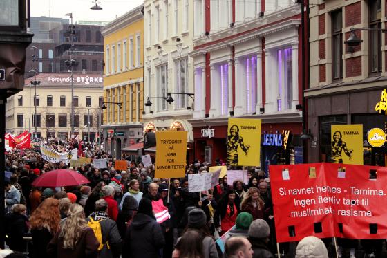 8. mars toget g&aring;r gjennom gatene med skilt for Tamima