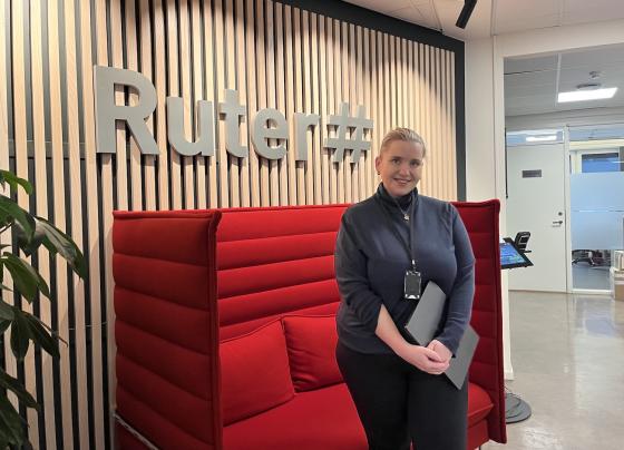 Malin Albertsen Gj&oslash;rv (31) har ansvaret for Ruters daglige meldinger p&aring; kollektivtransporten.