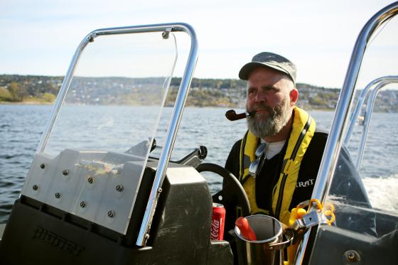 Andreas Brandvoll kj&oslash;rer b&aring;ten for &aring; finne strender han kan plukke s&oslash;ppel p&aring;. 