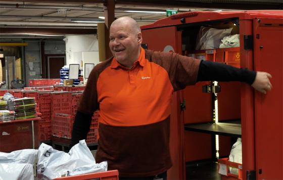 mann glad r&oslash;d post