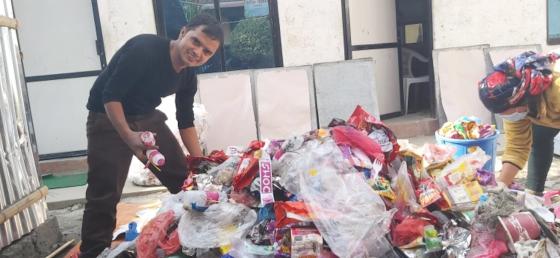 Devendra Adhikari jobber med s&oslash;ppel