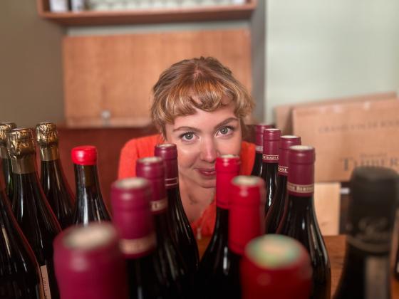 Fredrikke Blekastad bak vinflasker