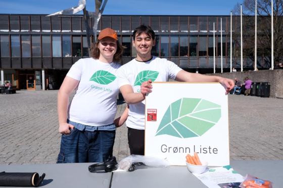 Philip Heng og Batuhan Akpinar st&aring;r p&aring; valgtorg p&aring; Frederikkeplassen p&aring; Blindern nest siste dag av valgperioden