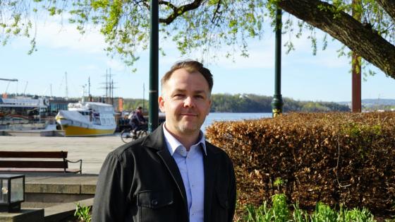 Kenneth Juul st&aring;r med Aker brygge i bakgrunnen