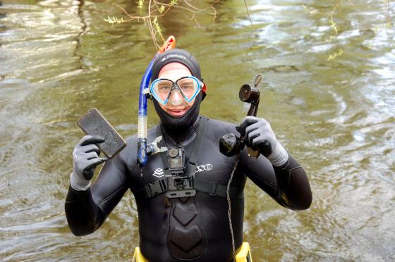Markus kommer opp av elva med skrot-skatter