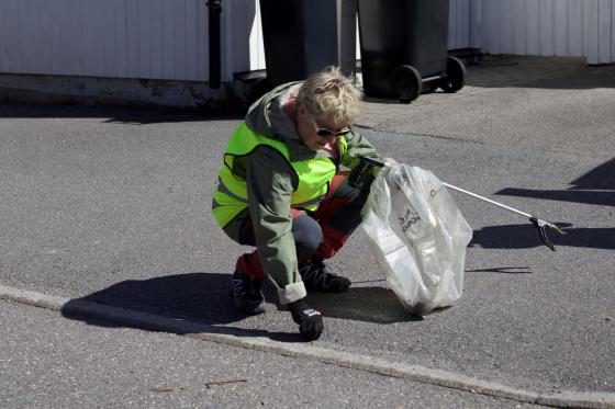 May-Brit Gamo b&oslash;yer seg ned for &aring; plukke s&oslash;ppel