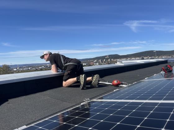 P&eacute;tur N&iacute;elsson sjekker solcelleanlegg.