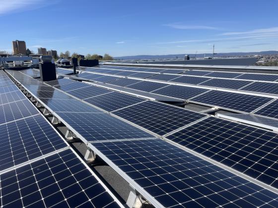 Solcellepaner dekker taket p&aring; Lindeberg sykehjem.