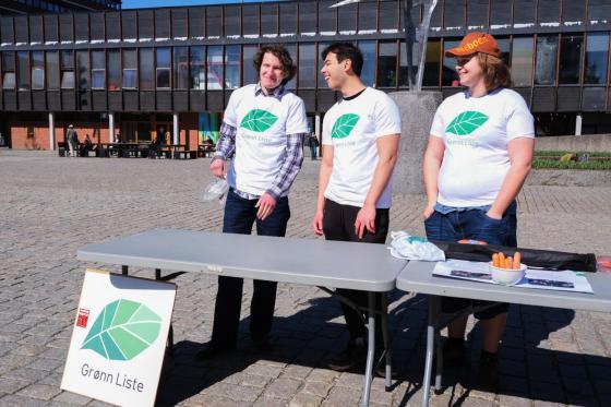 Philip Heng, Batuhan Akpinar og Hallvard Eika klar for en dag p&aring; valgboden. 