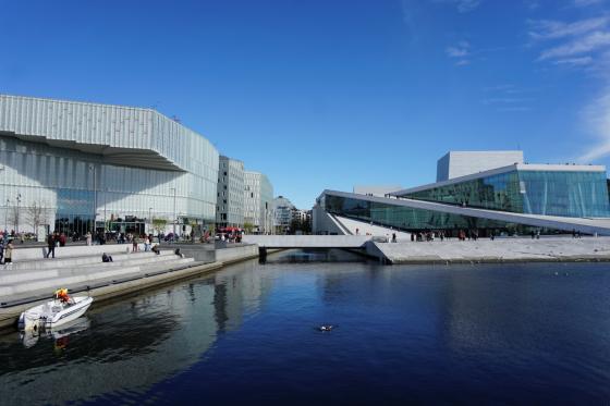 Operaen, MUNCH og Deichman ligger side om side langs Oslofjorden, som en moderne kulturrekke.