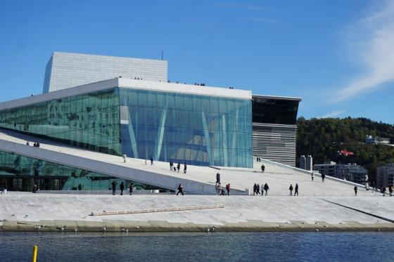 Operaen fra andre siden av vannet