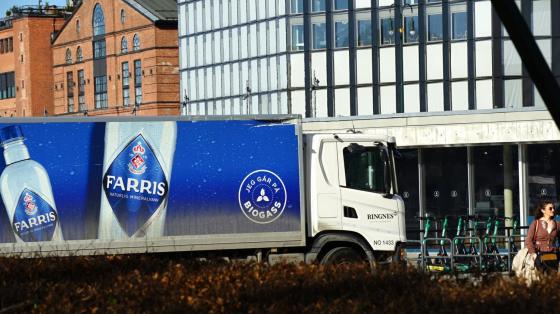 Ringnes varebil som kj&oslash;rer ved Aker brygge