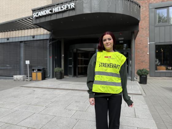 Streiker med gul vest foran Scandic Helsfyr