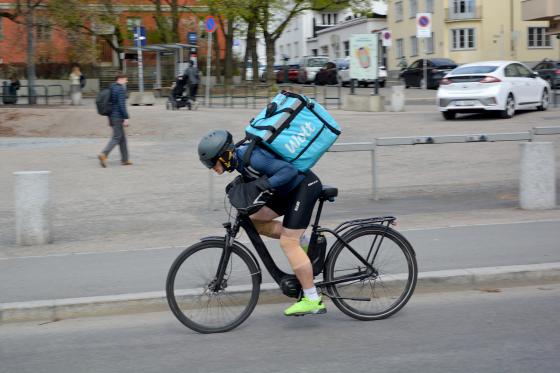 Wolt-bud Sondre Bj&oslash;rkelund i fart p&aring; sykkelen sin