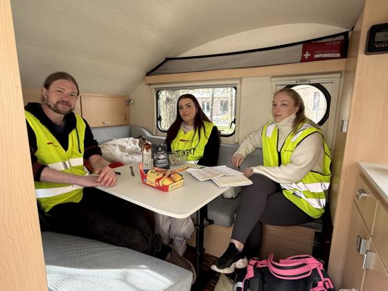 Streikerne p&aring; Scandic Helsfyr sittende i en campingvogn