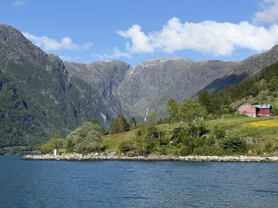 Bilde av en fjord p&aring; vestlandet