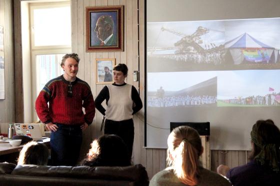 2 personer informerer foran en pp