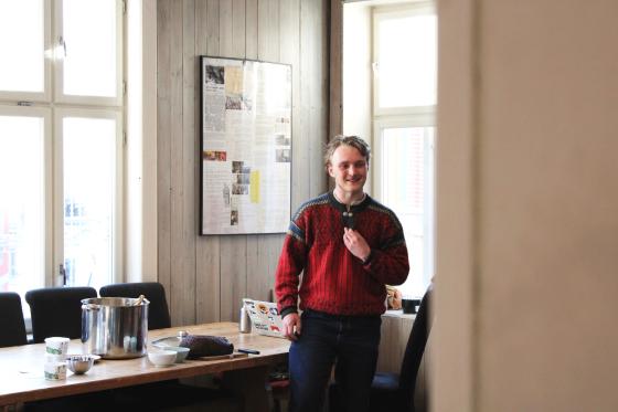 Mann sitter halves opp&aring; ett bord og prater