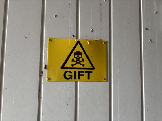 Bak denne d&oslash;ren finner vi det omdiskuterte plantevernmiddelet glyfosat.