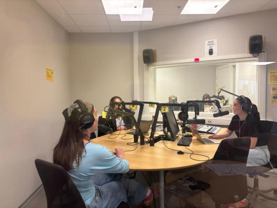 Fra studio: Live radiosending om is