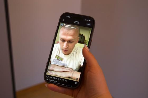 J&oslash;rgen Riis-Gjertsen, "ikke stresse" p&aring; Instagram", legger ut videoer der han konfronterer "netthetsere" via telefon.