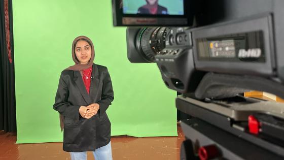 Marwa Farkhari st&aring;r foran et videokamera