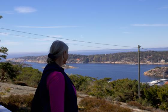 Unni ser utover Hank&oslash;