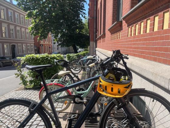 Sykkel med hjelm som henger p&aring; styret
