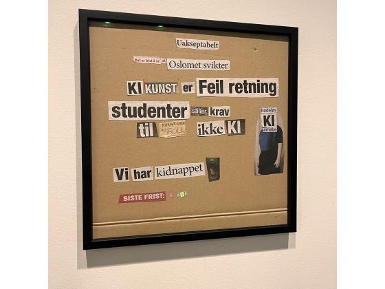 Utpressingsbrevet som vart lagt igjen etter at kunstverket vart stjelt. P&aring; bilete st&aring;r det "Uakseptabelt. Det er trist &aring; se at Oslomet svikter. KI kunst er feil retning. Studenter stiller krav til kunst laga av folk ikke KI. Vi har kidnapper "bilete av verket". Siste frist: 15. aug"