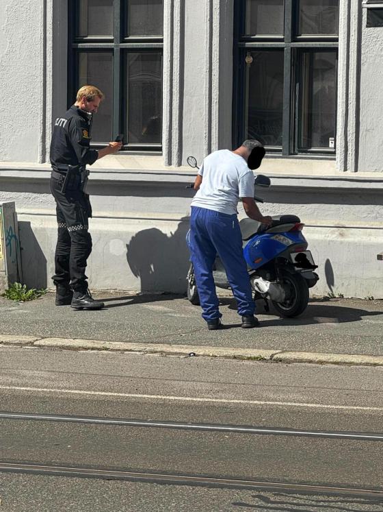 en mann med en moped i vogts gate