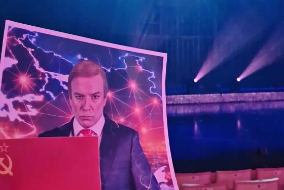 En plakat med et bilde av P&aring;l Christian Eggen som putin og et sovjetisk flagg.