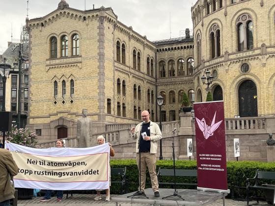 Demonstrasjon om atomv&aring;pen utenfor Stortinget