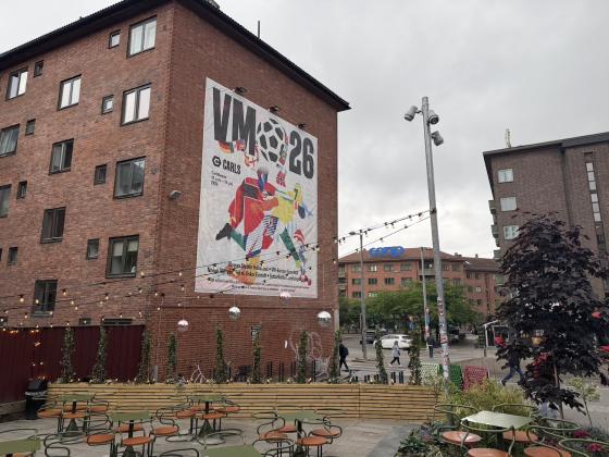 Utenfor Carls henger en stor plakat om fotball-VM