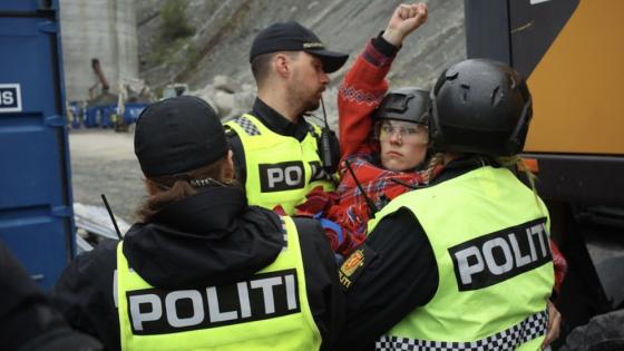 Aksjonist blir b&aring;ret bort av politiet