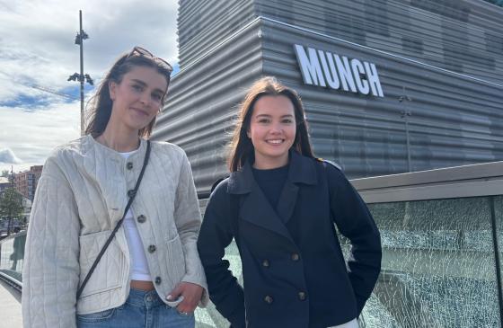 Kristine Kullerud (20) og Samantha Rimestad (20) utenfor Munchmuseet i Bj&oslash;rvika.