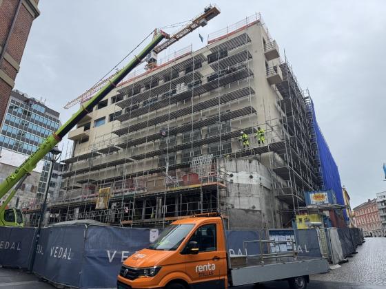 Byggningsarbeidere st&aring;r p&aring; et stilas i Oslo