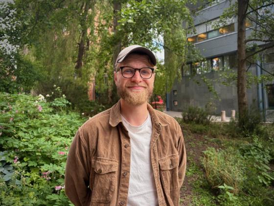 Portrett av Jens Christian foran tr&aelig;r