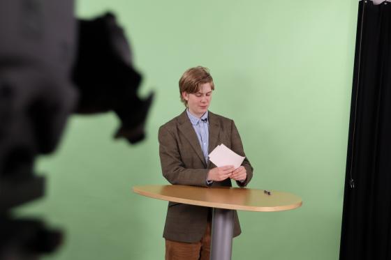 Programleder Ask Bjelvin I studio til Gammeldagsrevyen