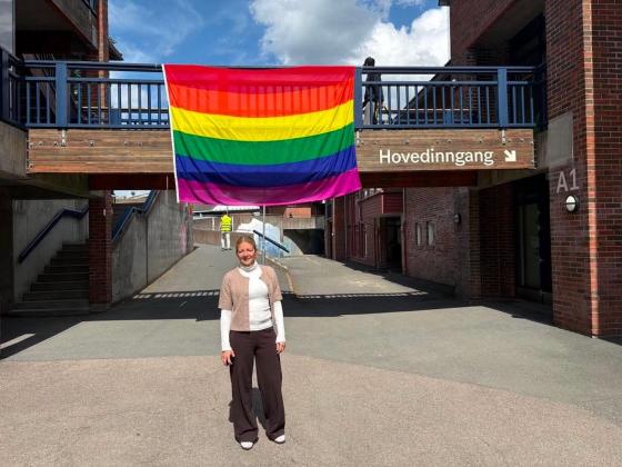 Rektor forran prideflagg