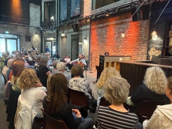Publikum ser p&aring; konsert p&aring; Sentralen