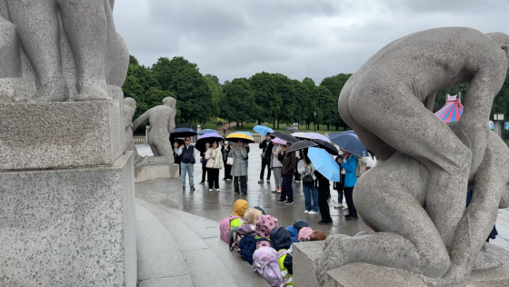 Turister og barehage p&aring; vandring i Vigelandsparken 