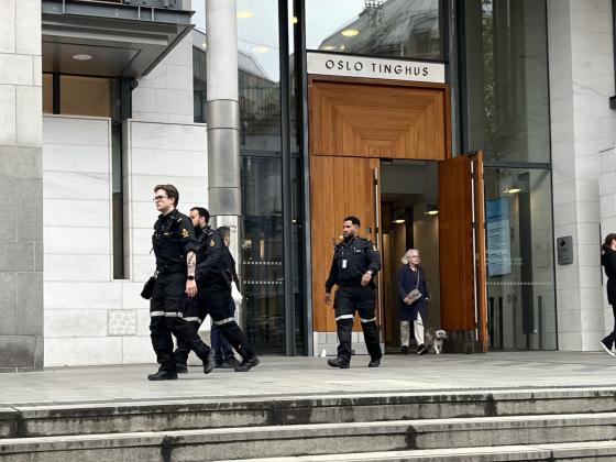 Politi utenfor tinghuset