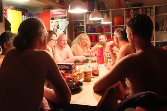Bilete av Oslo Naturistoforeininga sin brettspelkveld heime sjå leiaren Helle Linné Eriksen